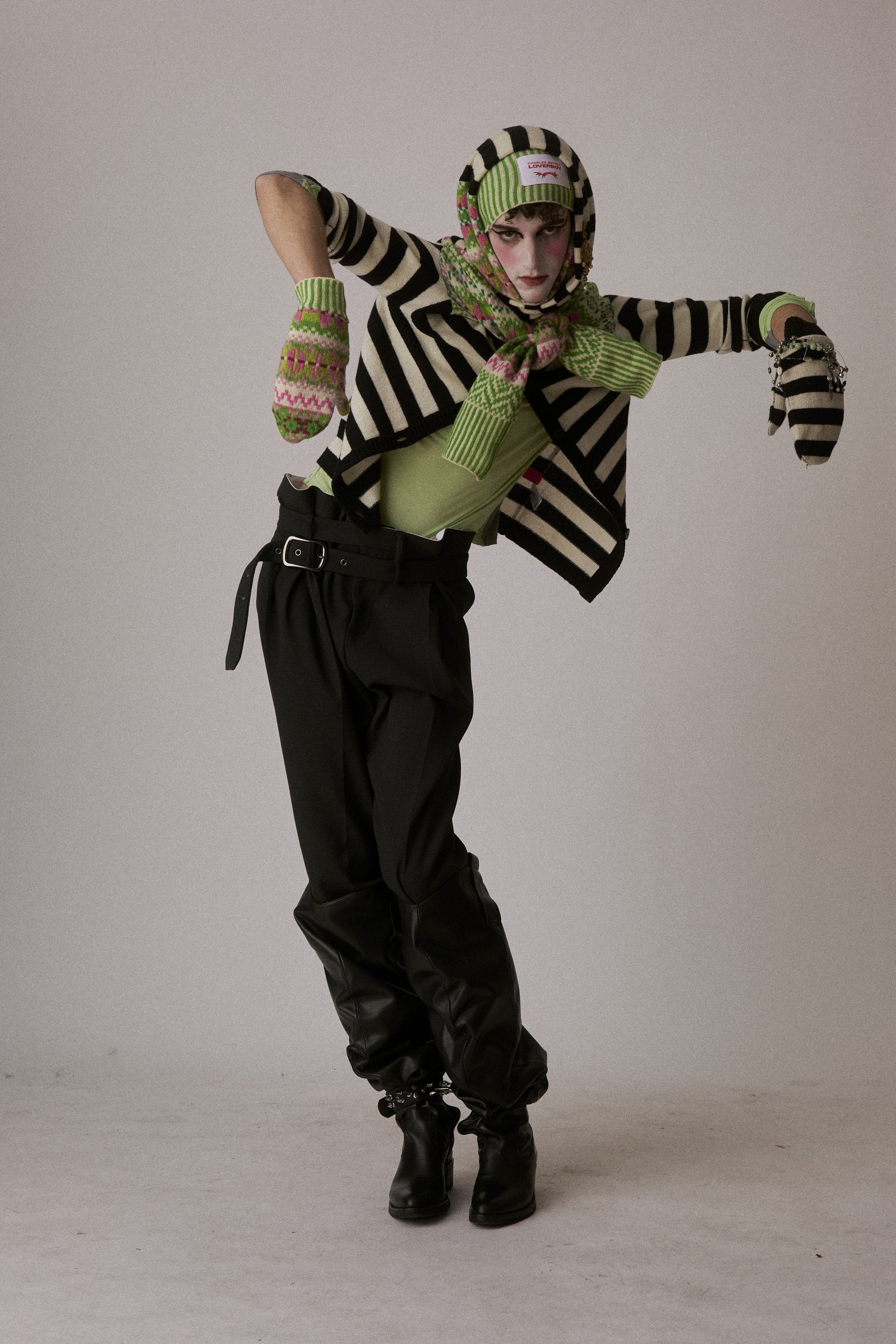 Charles Jeffrey Loverboy 2026秋冬继续以“童话式反叛”挑战性别与规范，苏格兰格纹、手工针织、玩偶配饰与夸张头饰构成近乎戏剧化的造型语言。服装在稚拙与暗黑之间游走，像一场带有朋克精神的成人童话，表达边缘身份的自我认同与情绪释放。这不是可被轻易驯化的时装，而是一种对主流秩序的持续挑衅-顽石频道趋势研究